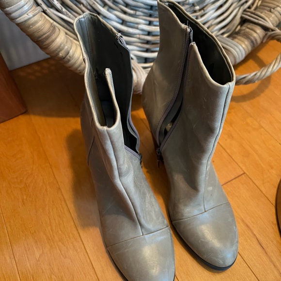Guess tan side zip short boots. - Picture 3 of 4